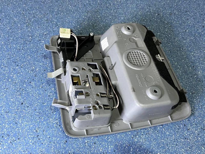 100000309 Б/у Плафон освещения салона (консоль) Toyota RAV4 Тойота РАВ4 2001-2005 3113245426 фото