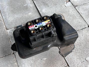 A2123200358 Б/у Блок клапанов пневмоподвески (Airmatic) с кронштейном Mercedes GL 164 (350 crdi 4matis) Мерседес 2011-2012 3140580130 фото