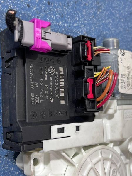 1K5837402AH / 1K0959792L Б/у Мотор склопідйомника двері передньої правої Volkswagen Golf 5 2008-2013 3006761057 фото