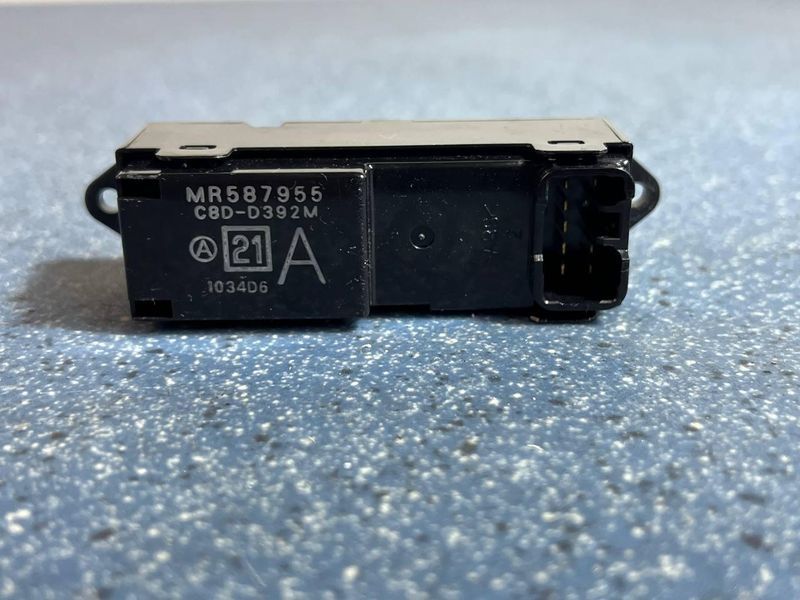 MR587955 Б/у Кнопка стеклоподъемника (передняя правая) Mitsubishi L200 (2.5D) / Мицубиси Л200 2006-2015 3198825648 фото