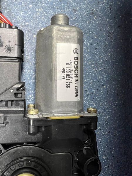0130821766 / 102238-XXX Б/У Моторчик стеклоподъемника задний правый Volkswagen Golf 4 1.9 SDI 1999-2004 2784195030 фото