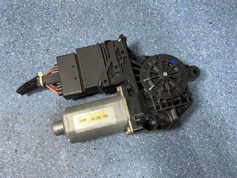 0130821766 / 102238-XXX Б/У Моторчик стеклоподъемника задний правый Volkswagen Golf 4 1.9 SDI 1999-2004 2784195030 фото
