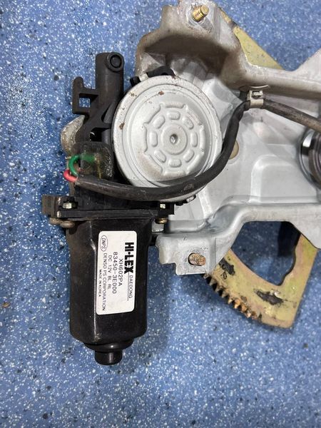 834503E000 Б/у Стеклоподъемник двери задней левой электрический Kia Sorento 2.5 CRDi 140 л.с. / 103 кВт (D4CB) 2004-2007 2973436386 фото