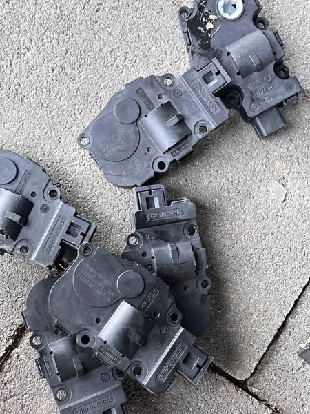 410475522 / 412650752 Б/у Моторчик заслінки пічки (клімат-контролю) Mercedes GL 164 (350 crdi 4matis) Мерседес 2011-2012 3140699637 фото