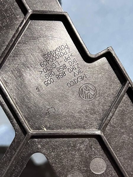 1K0858005 / 1K0858089 Б/у Каркас (рамка для установки магнитолы) Volkswagen Golf 5 / Вольксваген Гольф 5 2008-2013 3039620541 фото