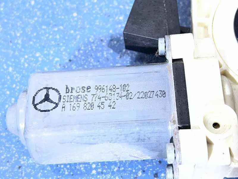 A1698204542 Б/у Моторчик склопідйомника заднього лівого скла Mercedes-Benz W245 2005-2011 2995737942 фото