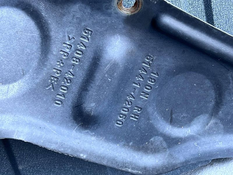 5144142050 / 5140842010 Б/у Пыльник (защита) моторного отсека Toyota RAV4 Тойота РАВ4 2001-2005 3143612322 фото