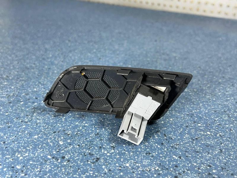 1Z0959856 / 1Z0868160A Б/у Кнопка стеклоподъемника / Решетка динамика Skoda Octavia II 2789660370 фото
