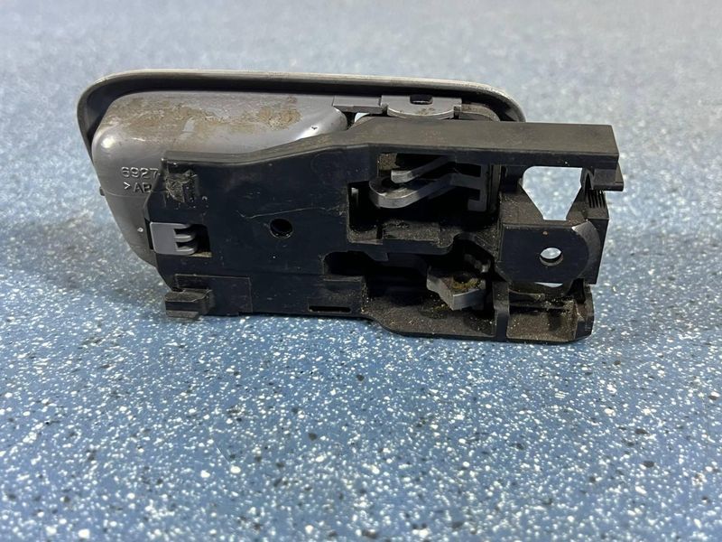 6920630150 Б/у Внутренняя дверная ручка левая Toyota RAV4 Тойота РАВ4 2001-2005 3199001970 фото