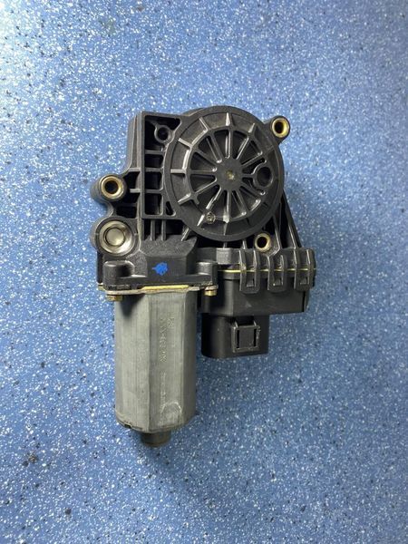 0130821785(102857-xxx) Моторчик склопідйомника задніх правих дверей Audi A6 Typ S6 / C5 (1997-2004) 2634344692 фото