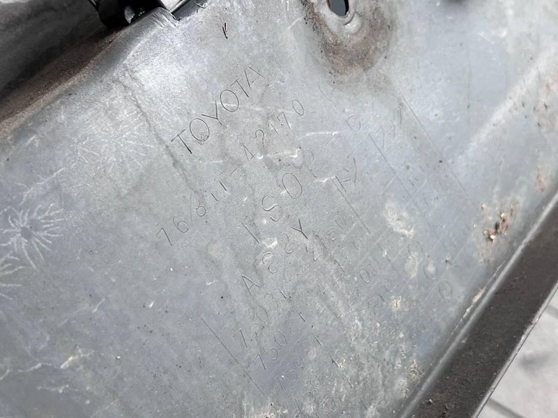 7681142170 Б/у Накладка крышки багажника нижняя Toyota RAV4 Тойота РАВ4 2001-2005 3117541041 фото