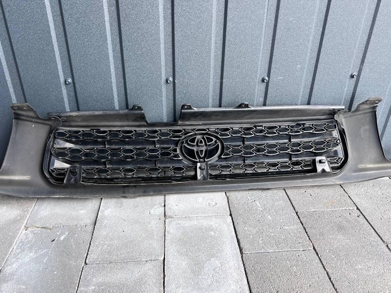 5311142070 Б/у Решітка радіатора (з логотипом) Toyota RAV4 Тойота РАВ4 2001-2005 3117546971 фото