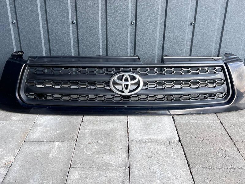 5311142070 Б/у Решітка радіатора (з логотипом) Toyota RAV4 Тойота РАВ4 2001-2005 3117546971 фото