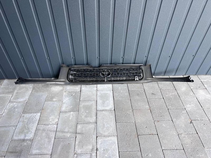5311142070 Б/у Решітка радіатора (з логотипом) Toyota RAV4 Тойота РАВ4 2001-2005 3117546971 фото