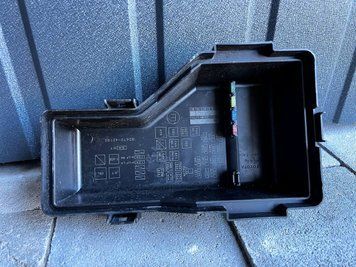 8267242100 Б/у Крышка подкапотного блока предохранителей Toyota RAV4 Тойота РАВ4 2001-2005 3146496278 фото