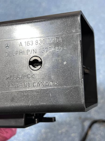 A1638300254 Б/у Дефлектор воздушный правый Mercedes-Benz ML W163 (270) 1998-2005 2976068371 фото