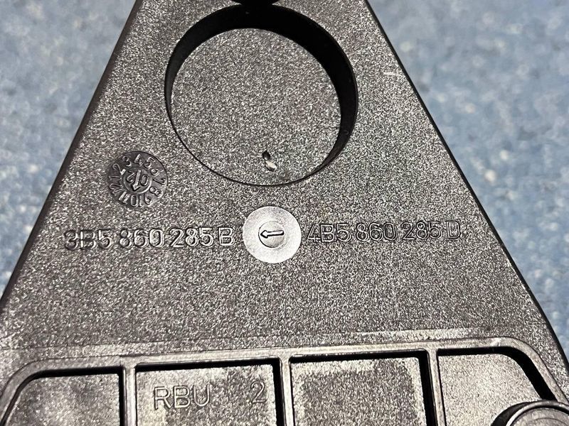 3B5860285B / 4B5860285D Б/у Держатель знака аварийной остановки Skoda Superb Молоко Шкода Суперб 2001-2008 3096556585 фото