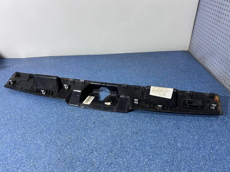 A1647400130 Б/у Накладка кришки багажника з кнопкою Mercedes GL 164 (350 crdi 4matis) Мерседес 2011-2012 3129698614 фото