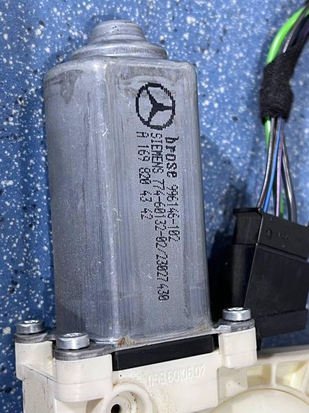 A1698204342 Б/у Моторчик стеклоподъемника переднего левого Mercedes-Benz A-Class W169 (2004-2012) 3016470254 фото