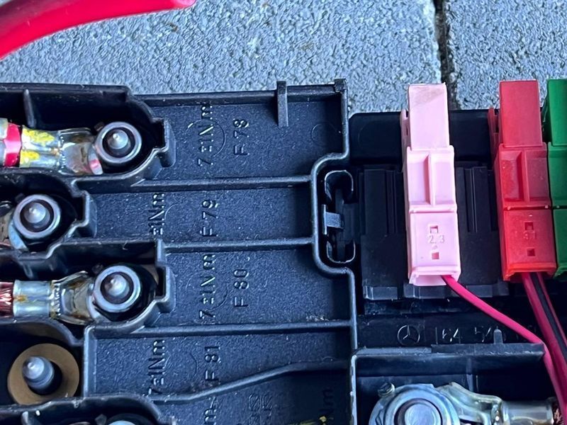 013948411 / E0000031 Б/у Блок запобіжників та реле Mercedes GL 164 (350 crdi 4matis) Мерседес 2011-2012 3137429421 фото