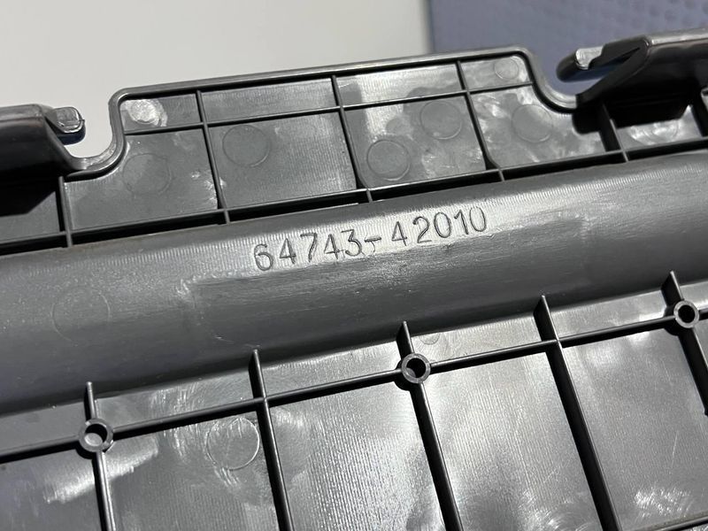 6474342010 Б/у Крышка задней панели (заглушка обшивки) Toyota RAV4 Тойота РАСВ4 2001-2005 3121550899 фото