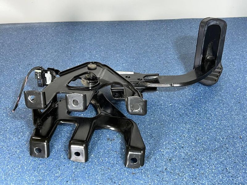A9102900100 / A0295451026 Б/у Педаль тормоза / Корпус электрического штекера Mercedes Sprinter W907 / W910 2018-2025 2850133975 фото