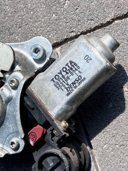 8571042070 / 2621000940 Б/у Моторчик склопідйомника правий (Denso) / Механізм Toyota RAV4 // Тойота РАВ4 2001-2005 3110494293 фото