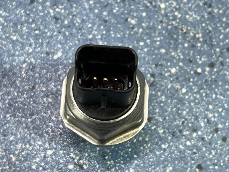 55PP0201 / 5WS40039 Б/у Датчик тиску палива в паливній рампі Peugeot / Citroen / Renault / Ford / Nissan 3215809803 фото