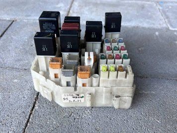 Б/у Блок запобіжників та реле (Engine Room Main Relay Block) Toyota RAV4 Тойота РАВ4 2001-2005 3132009253 фото
