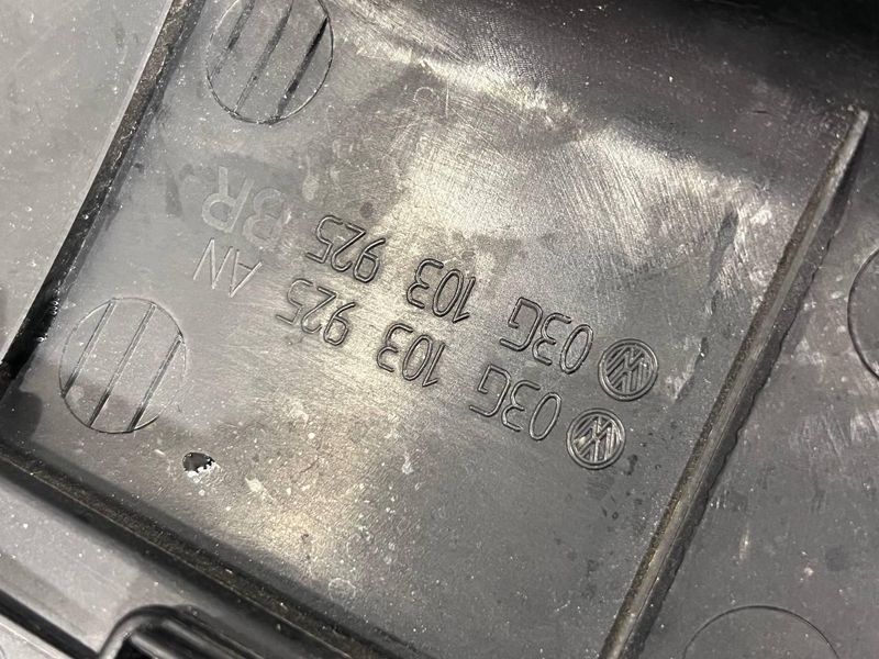 03G103925B Б/у Крышка двигателя декоративная Volkswagen Golf 5 / Вольксваген Гольф 5 2008-2013 3036854764 фото