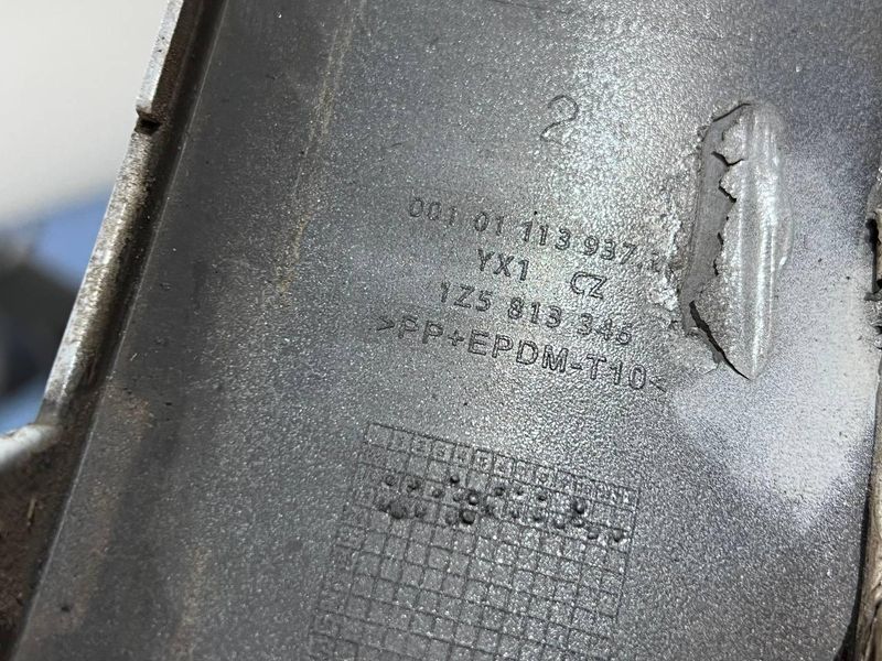 1Z5813346 Б/у Накладка заднего бампера под фонарем правая Skoda Octavia A5 2004-2013 3007926555 фото