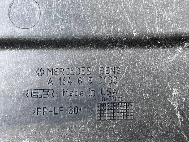 A1646190138 Б/у Захисна кришка ресивера пневмопідвіски Mercedes GL 164 (350 crdi 4matis) Мерседес 2011-2012 3137490775 фото
