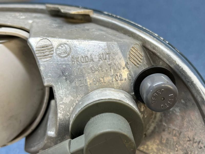 1Z0941700 / 1Z0941702 Б/у Правая противотуманная фара Skoda Octavia A5 Дефект крепления 3225098369 фото
