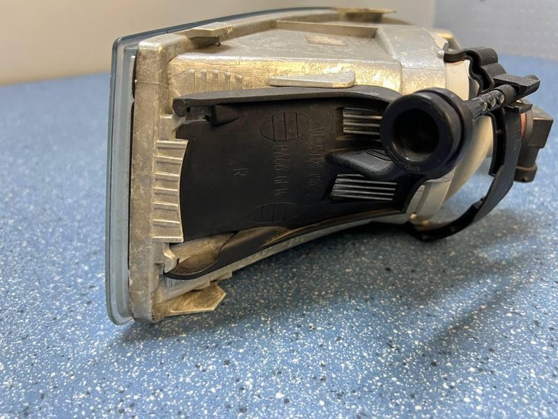 1Z0941700 / 1Z0941702 Б/у Правая противотуманная фара Skoda Octavia A5 Дефект крепления 3225098369 фото