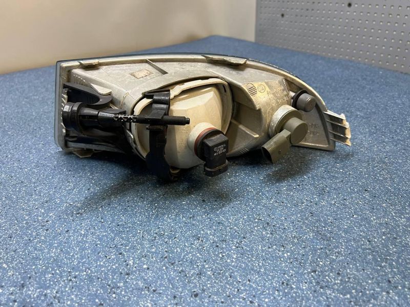 1Z0941700 / 1Z0941702 Б/у Правая противотуманная фара Skoda Octavia A5 Дефект крепления 3225098369 фото