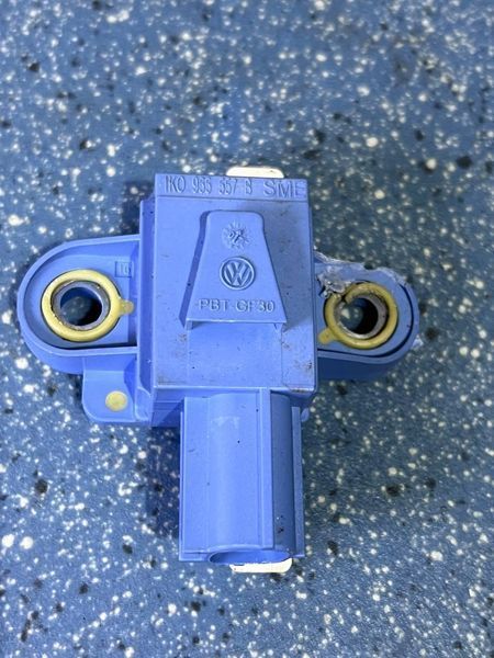 1K0955557B Б/у Датчик удару (Airbag) Volkswagen Golf 5 / Вольксваген Гольф 5 2008-2013 3100021344 фото