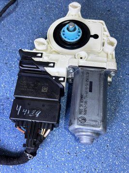 1K0959703P / 973624106 Б/у Моторчик стеклоподъемная дверцы задней левой Volkswagen Golf 5 / Вольксваген Гольф 5 2008-2013 3100049599 фото