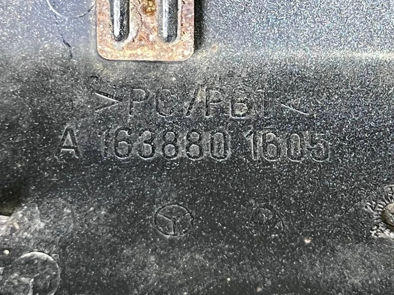 A1638801605 Б/у Заглушка заднього бампера (буксирувального крюка) Merced-Benz ML-Class W163/ Мерседес-Бенс В163 1997-2005 3111788289 фото