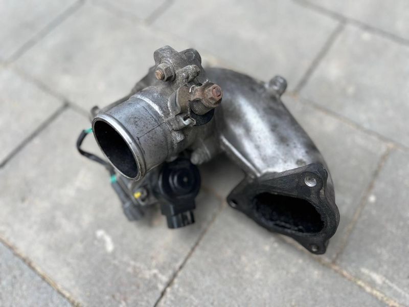 8967221020 Б/у Дроссельная заслонка в сборе с патрубком (EGR) Toyota RAV4 Тойота РАВ4 2001-2005 3165098242 фото