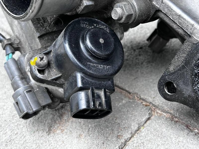 8967221020 Б/у Дроссельная заслонка в сборе с патрубком (EGR) Toyota RAV4 Тойота РАВ4 2001-2005 3165098242 фото