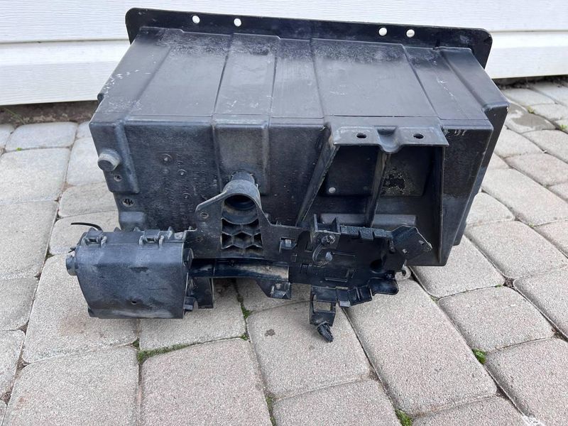 A9066102500 / A9075460200 Б/у Поддон аккумулятора / Крепление клеммы Mercedes Sprinter W907 16, Мерседес Спринтер В907 2018-2025 3046866631 фото